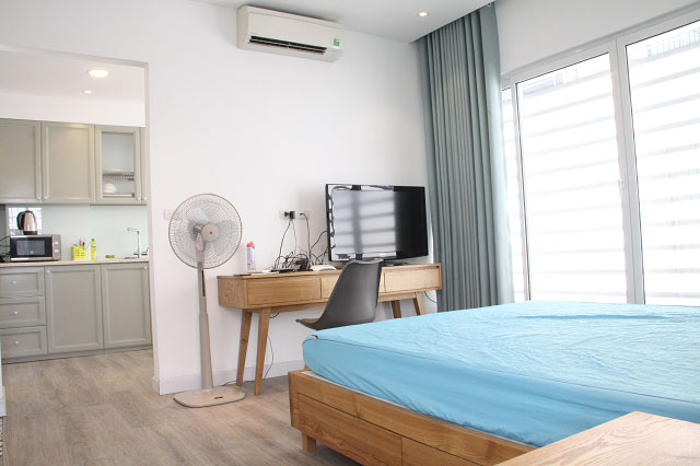 *Airy & Bright Budget Apartment For rent near Lotte Center, Private Balcony*