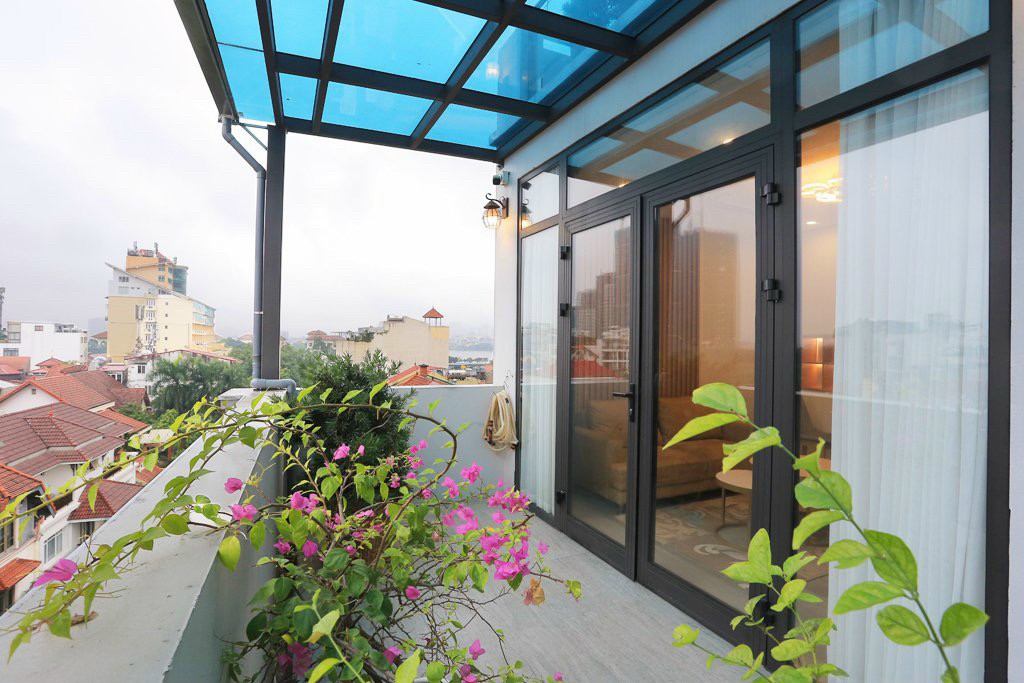*Big Balcony, Delightful and modern Apartment Rental in To Ngoc Van str, Tay Ho*