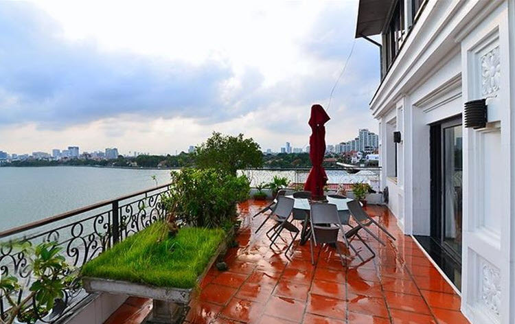 Big Terrace Penthouse Apartment in Tu Hoa, Tay Ho for rent facing the West Lake