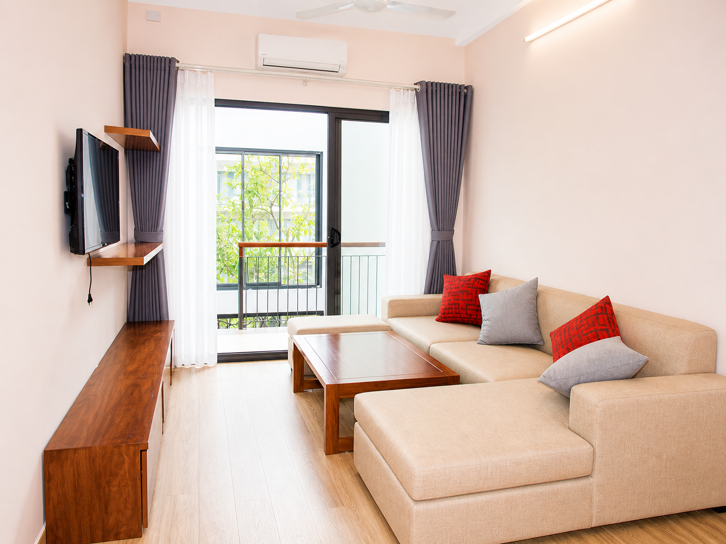 BRIGHT APARTMENT FOR RENT IN DOI CAN AREA, BA DINH
