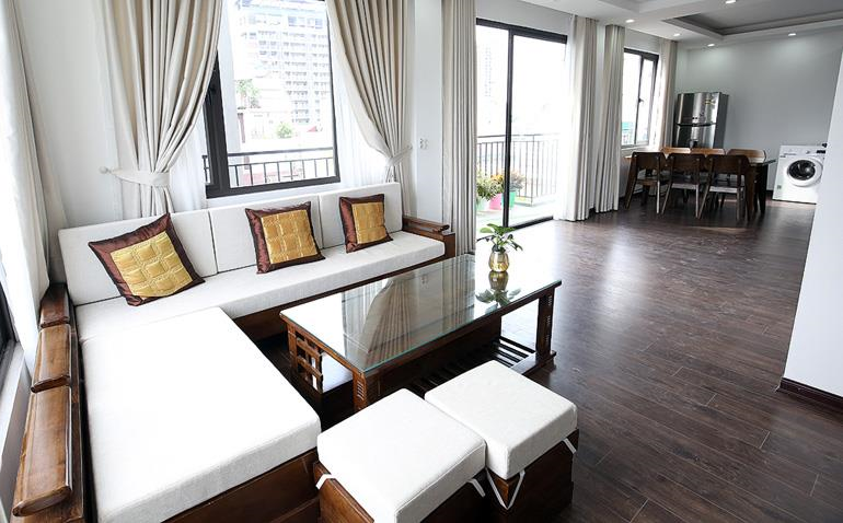 *Good price with super bright 2 bedroom apartment rental in Dang Thai Mai street, Tay Ho*