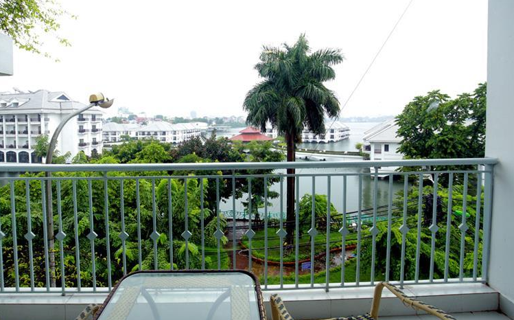 *Lake view 01 Bedroom Apartment Rental in Tu Hoa street, Tay Ho, Good size balcony*