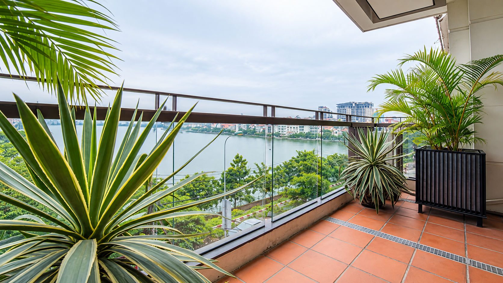 Lake view 02 BR Apartment for rent in Xuan Dieu str, Tay Ho, Oven & Dishwasher