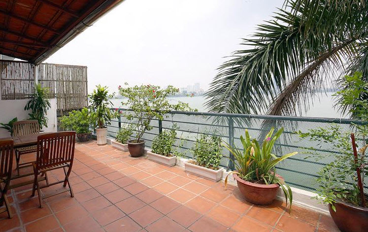 Very large 3-bedroom apartment filled with light, view West Lake