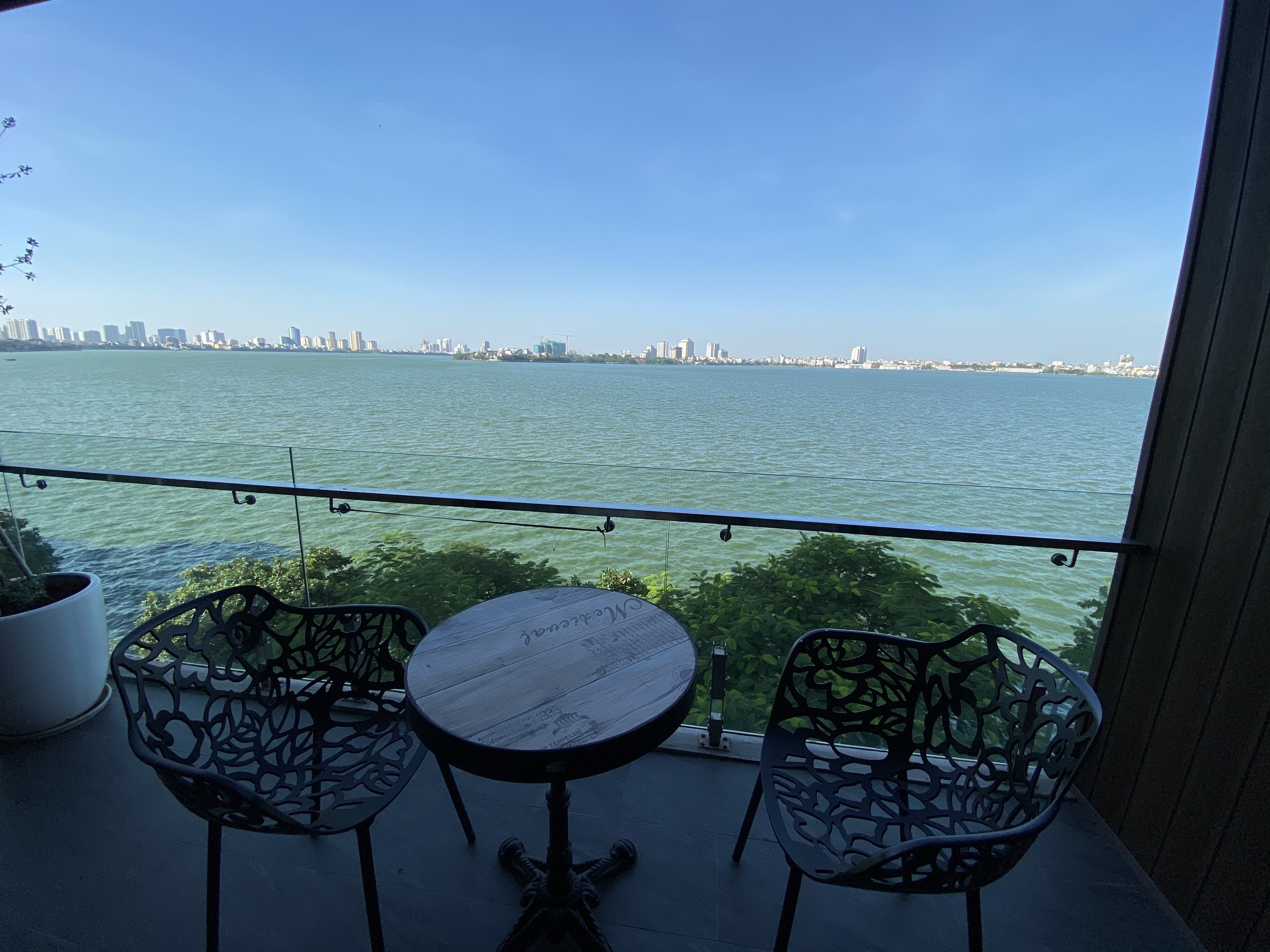 *Lake view enchanting 01 Bedroom Serviced Apartment for rent in Hanoi, Beautiful Terrace*