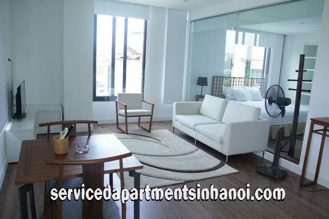 Lake View Modern Apartment for rent Close to Thong Nhat Park, Dong Da