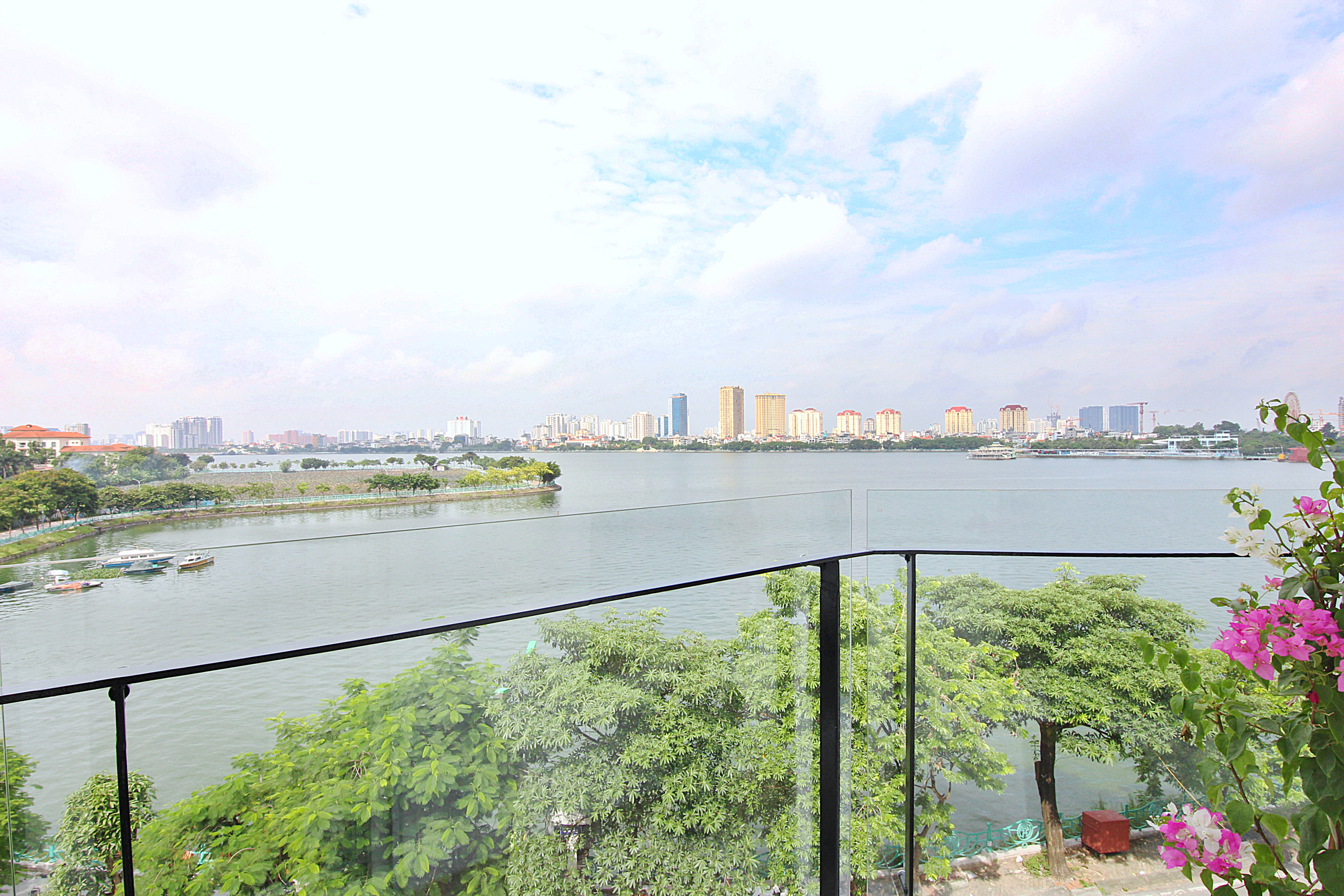 *Luxury Lake view 03 Bedroom Apartment for rent in To Ngoc Van street, Tay Ho*