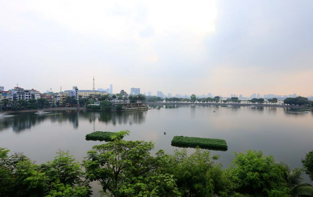 *Premium Truc Bach Lake View Two Bedroom Flat for rent in Tran Vu street, Ba Dinh*