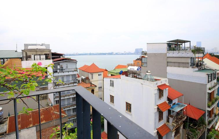 *Spacious Lake View 02 bedroom Apartment for rent in Xuan Dieu street, Tay Ho, Good size Balcony*