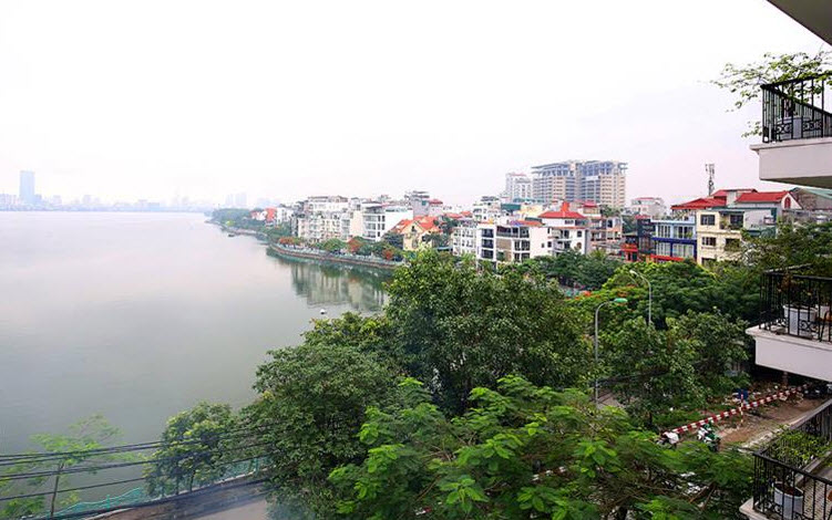 Spacious Lake view 03 BR apartment with a balcony in Xuan Dieu str, Tay ho