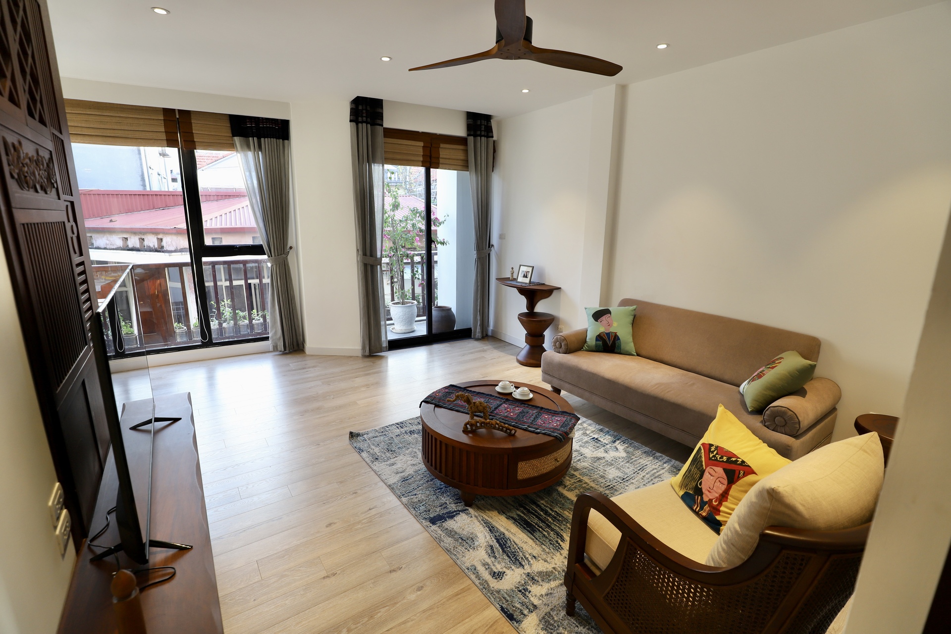 Stunning Contemporary 02 BR apartment Rental in Linh Lang str, Ba Dinh