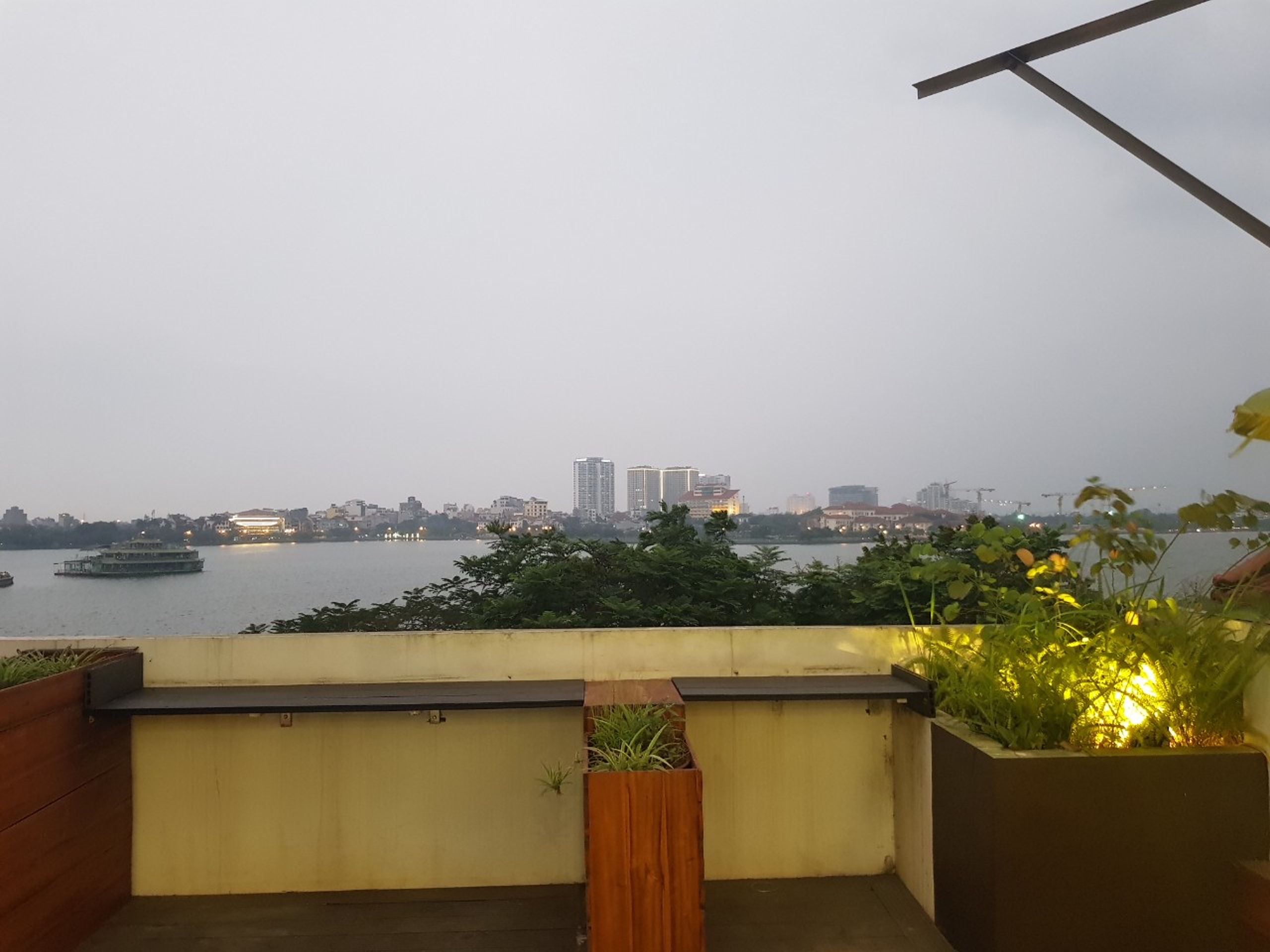 *West Lake View & Big Balcony Apartment for rent in Nhat Chieu str, Tay Ho*